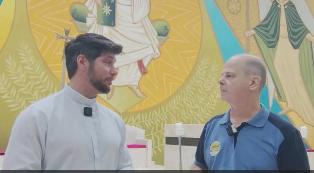 Padre Anderson Tomadon Sgarbossi e o editor da Revista Especiais, João Livi.