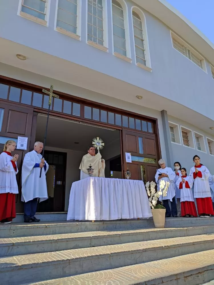 Fiéis durante celebração religiosa: catolicismo ainda é maioria no Paraná, mas diversidade religiosa cresce. (Foto: João Livi)