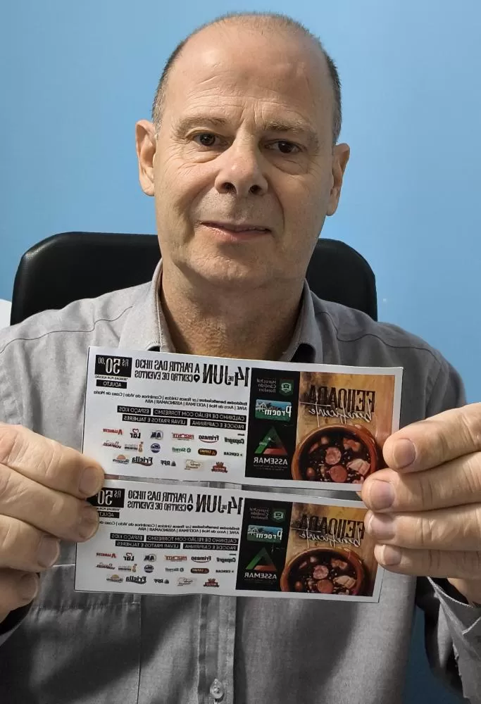 João Livi com os ingressos a serem sorteados.