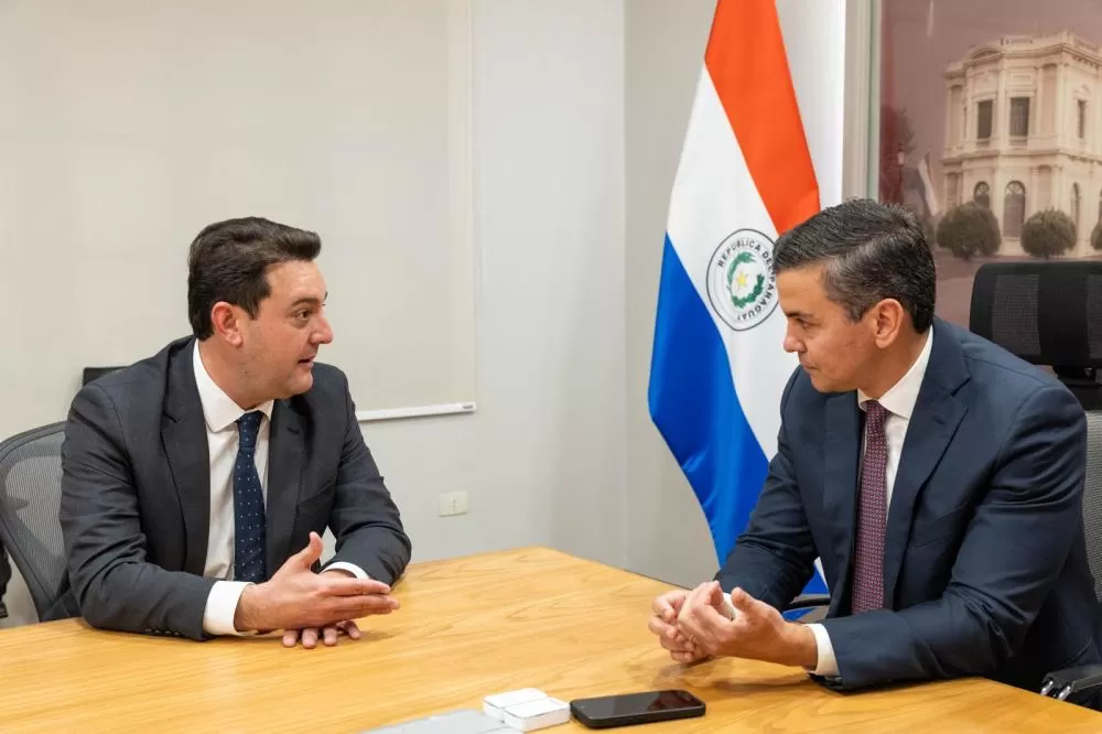 Governador Ratinho Junior e presidente Santiago Peña discutem integração logística e comércio bilateral entre Brasil e Paraguai, durante encontro em Assunção. (Foto: Governo do Paraguai)
