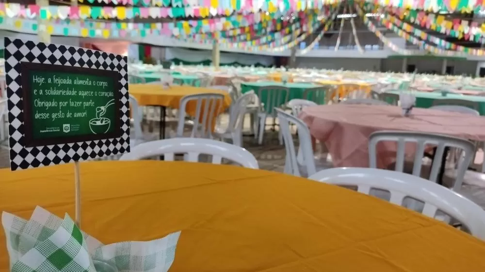 Ambiente está preparado para receber os participantes da Feijoada Beneficente, que une sabor, música e solidariedade em prol de entidades assistenciais de Marechal Cândido Rondon. (Foto: Assessoria/Prefeitura)