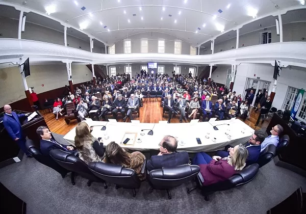Auditório do TRT-PR lotado para o Congresso Internacional “O Direito do Trabalho no Século XXI”, que reuniu especialistas do Brasil e do exterior em dois dias intensos de debates sobre os rumos das relações laborais.. (Foto: Divulgação)