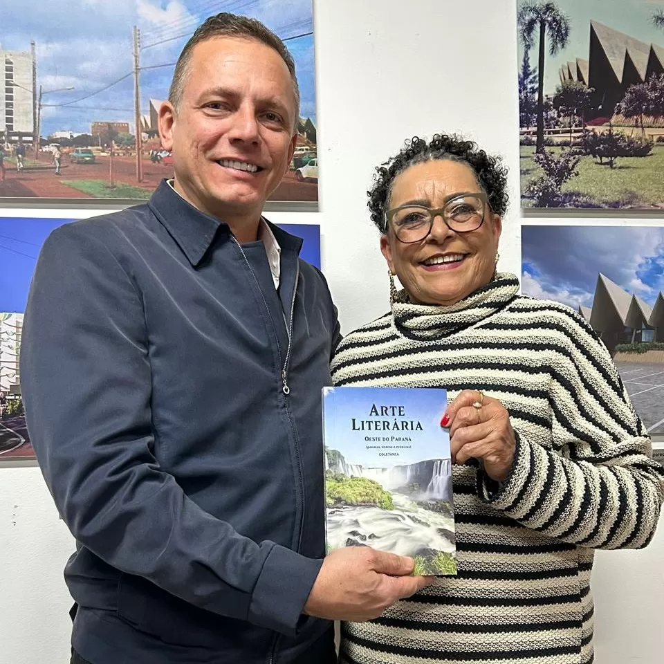 Vanderlei Sauer e Udilma Weirich, escritora de Marechal Rondon, participa do lançamento da coletânea em Cascavel e recebe homenagem pelo destaque literário