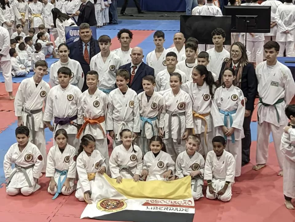 Equipe da Associação Liberdade comemora desempenho expressivo com 32 medalhas conquistadas na etapa estadual em Cascavel. (Fotos: Divulgação)