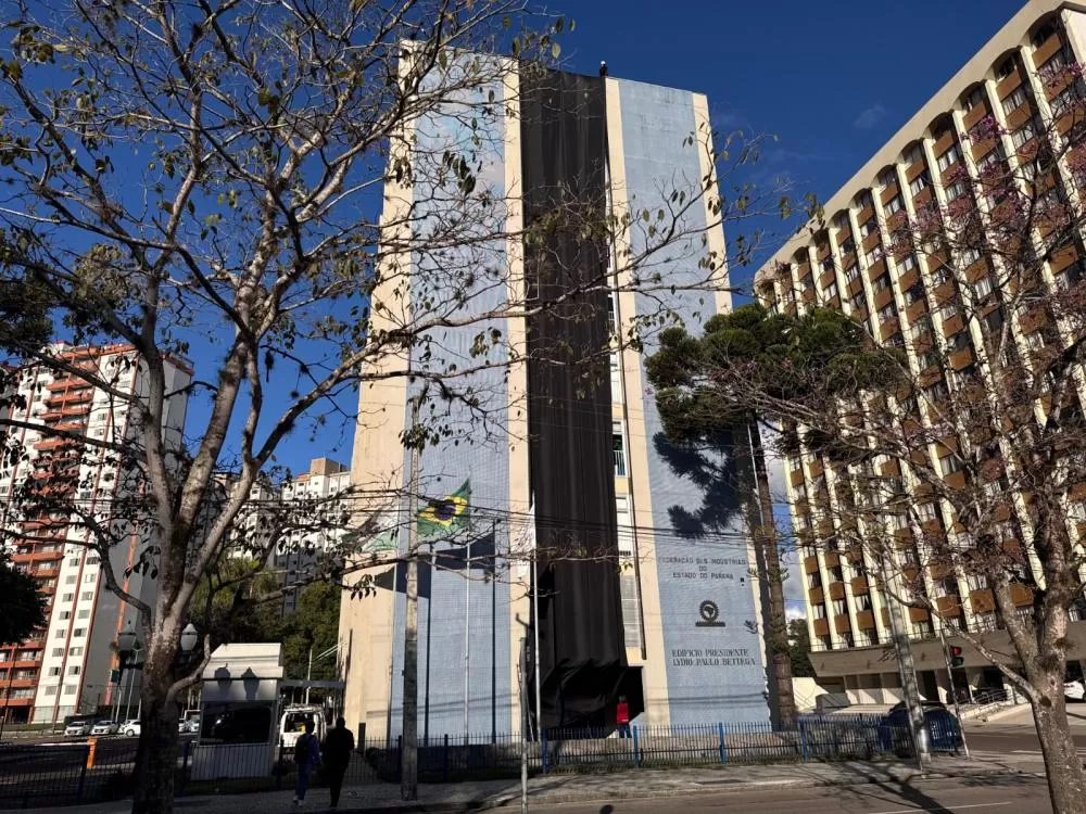 Fachadas da Fiep em Curitiba cobertas por faixas pretas em sinal de protesto contra a alta carga tributária imposta ao setor produtivo. (Foto: Assessoria/Fiep)