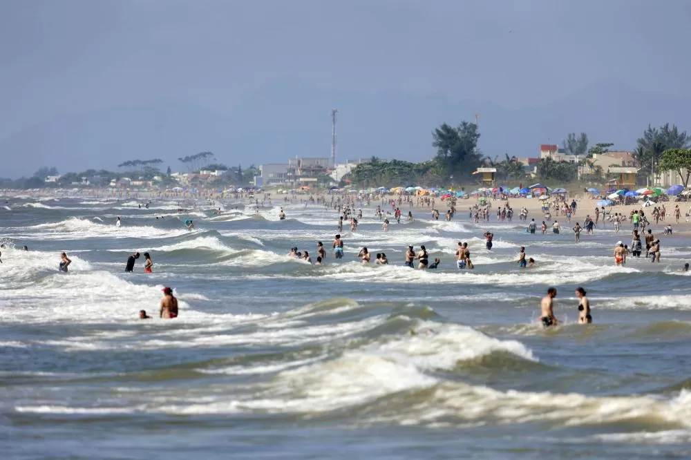Praia de Pontal do Sul se destaca internacionalmente por sua estrutura, conservação ambiental e acesso à Ilha do Mel. (Foto: Albari Rosa/Arquivo AEN)