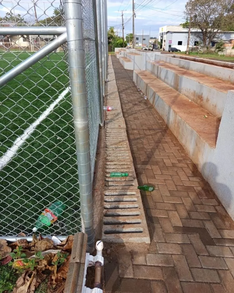 Mesmo antes da inauguração oficial, campinho do bairro Primavera sofre com vandalismo e descarte irregular de lixo. (Foto: Assessoria/Prefeitura)