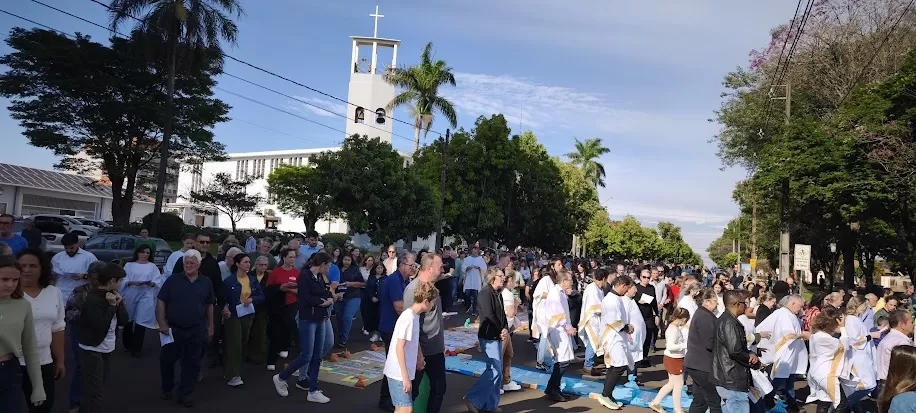Fiéis caminham sobre os tradicionais tapetes durante a procissão de Corpus Christi em celebração à Eucaristia. (Fotos: João Livi