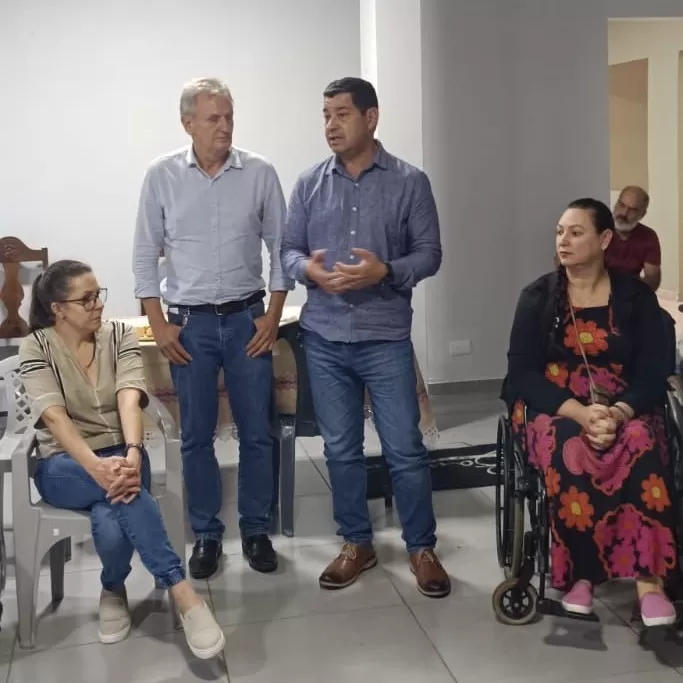 Vereadores Carlinhos Silva e Welyngton Alves da Rosa (em pé) durante reunião com representantes da ASSINDAMAR para discutir avanços e novas demandas da associação.