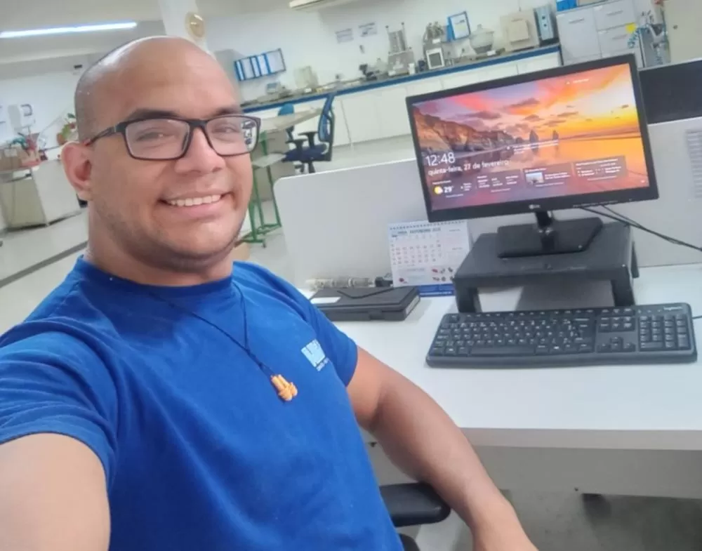 José Gregorio Sosa Guevara, migrante venezuelano, hoje atua como inspetor de qualidade na indústria paranaense: “Acolhimento me deu uma nova perspectiva de vida”. (Foto: Assessoria/Fiep)