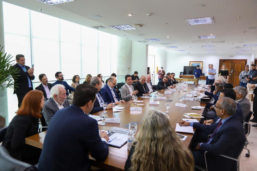 O governador Carlos Massa Ratinho Junior recepcionou nesta segunda-feira (19), no Palácio Iguaçu, uma comitiva do Centro de Desenvolvimento de Computação Avançada (C-DAC), instituição indiana que é referência em pesquisa e desenvolvimento de alta tecnolog