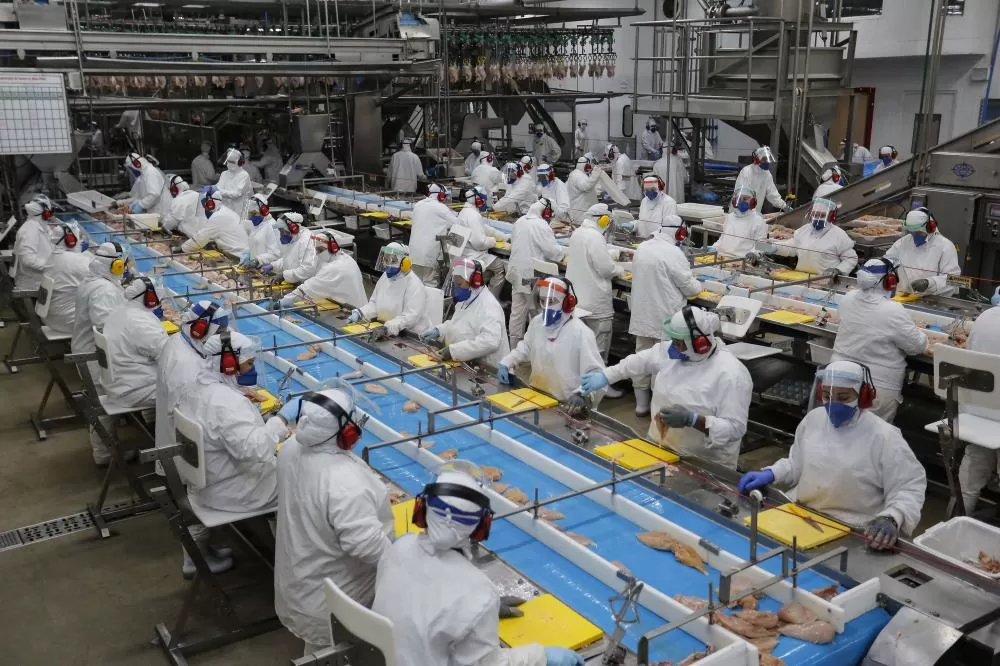 O setor industrial é o que mais demanda por trabalhadores. (Foto: Jonathan Campos / AEN)