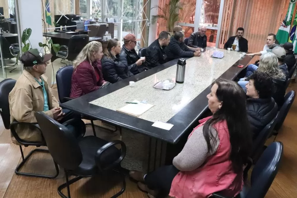 Prefeito Adriano Backes e vice Vanderlei Sauer recebem moradores da linha Sanga do Mico para discutir pavimentação da via principal. (Foto: Prefeitura Municipal)