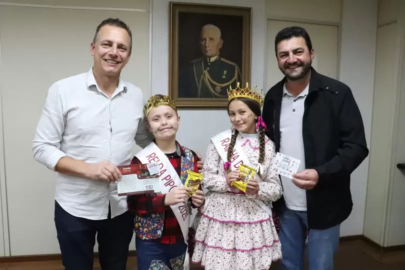 Alunos entregam os convites ao vice-prefeito Vanderlei Sauer e ao prefeito Adriano Backes. (Foto: Assessoria/Prefeitura Municipal)