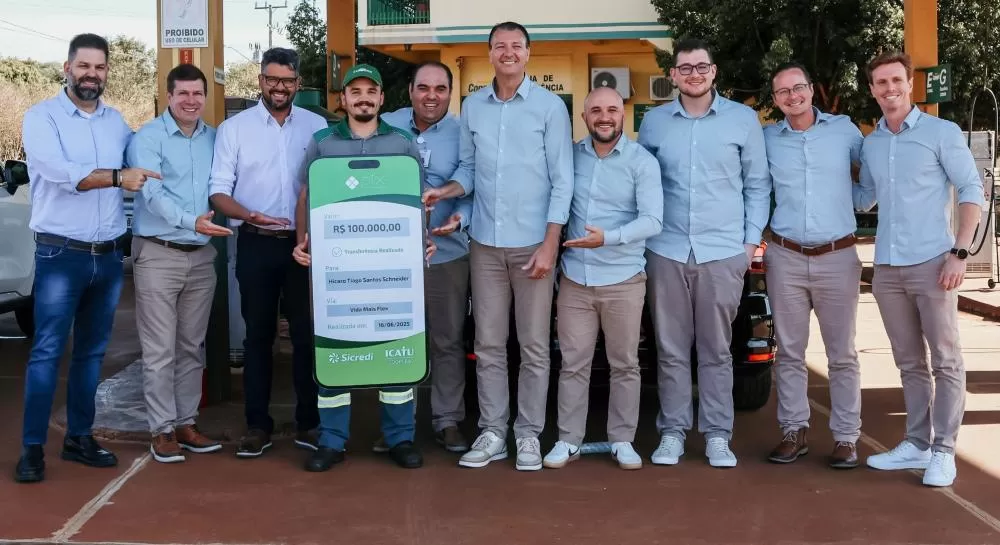 Hicaro Tiago Santos Schneider recebe o prêmio de R$ 100 000 das mãos de Gilson Metz, diretor de negócios do Sicredi. (Foto: Assessoria/Sicredi)