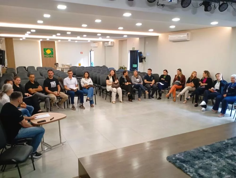 Líderes da Microrregional 01 da Caciopar participam de reunião em Matelândia para discutir a regulamentação do comércio em domingos e feriados. (Fotos: Assessoria)