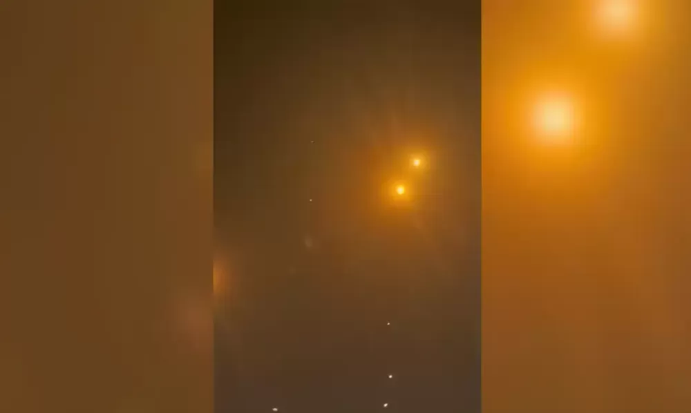 Explosões e sinalizadores sobre o céu de Doha durante o ataque iraniano à base de Al-Udeid. (Foto: Frame Reuters)