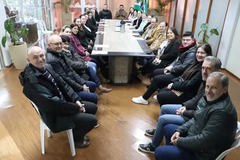 Prefeito Adriano Backes e vice-prefeito Vanderlei Sauer entregam simbolicamente os repasses do Arraiá Marechal 2025 às entidades parceiras. (Foto: Assessoria/Prefeitura Municipal)