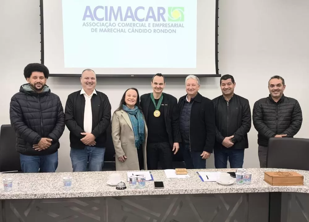 Marcelo Ewerling recebe a Medalha de Honra ao Mérito das mãos dos vereadores, com a presença de Geovana da Silva Krause na sede da Acimacar. (Foto: Assessoria/Câmara Municipal)