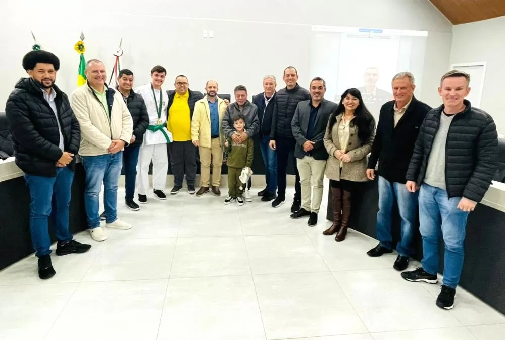 Jorge Rodrigues da Cruz e Julio Gabriel de Souza Meller recebem a Medalha de Honra ao Mérito dos vereadores na sessão da Câmara de Marechal Cândido Rondon. (Foto: Assessoria/Câmara Municipal)