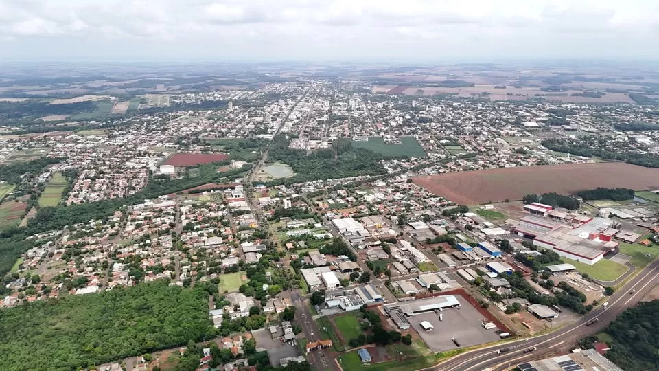 Produtores rurais consultam a Secretaria de Fazenda sobre isenção do IPTU na sede da prefeitura de Marechal Cândido Rondon. (Foto: Assessoria/Prefeitura Municipal)