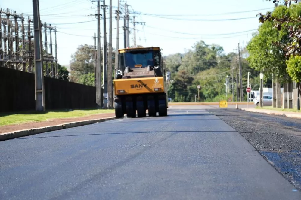 Operários e equipamentos iniciam o recapeamento asfáltico próximo ao parque de exposições de Marechal Cândido Rondon. (Fotos: Assessoria/Prefeitura Municipal)