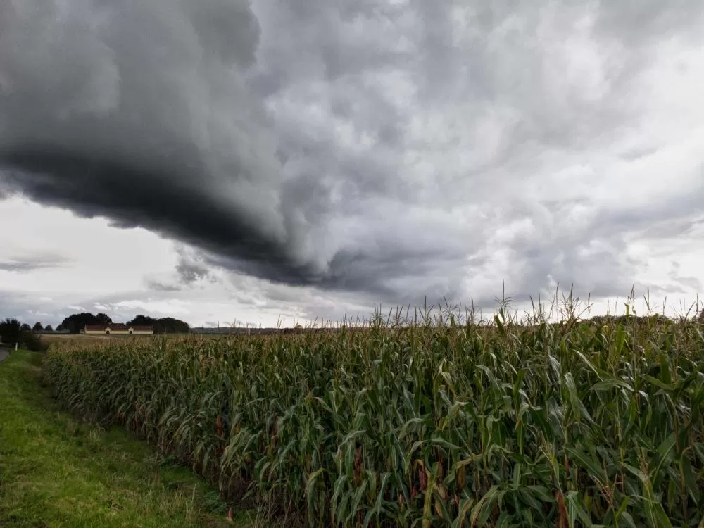 Nuvens carregadas sobre o campo paranaense anunciam a chegada de temporais e queda de temperatura.