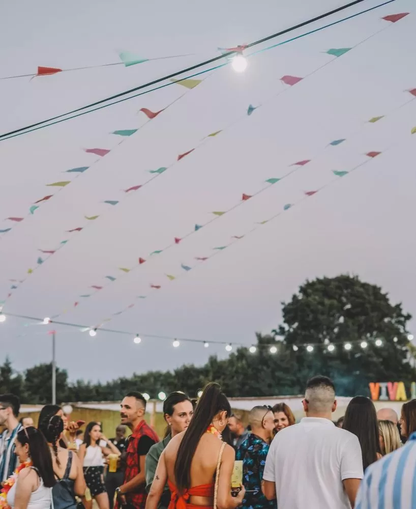 Festa junina da Comunidade Cristo Rei reúne famílias com comidas típicas, brincadeiras e apresentações culturais.