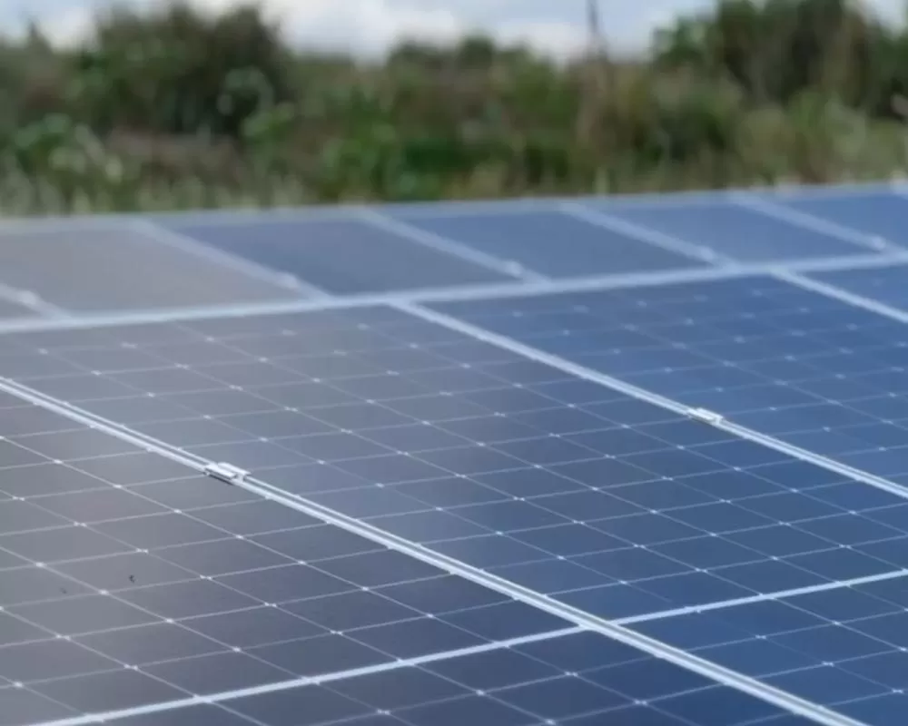 Painéis solares instalados na fachada do Centro Administrativo da Cresol Integração, em Toledo/PR. (Foto: Assessoria/Cresol)