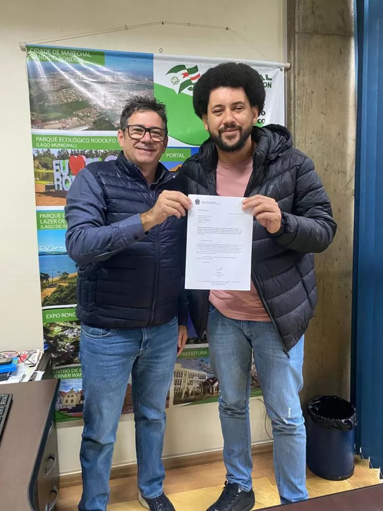 A autorização da liberação dos recursos foi entregue ao Secretário de Desenvolvimento Econômico, Claudio Kohler, pelo vereador Fernando Nègre. (foto: Assessoria?