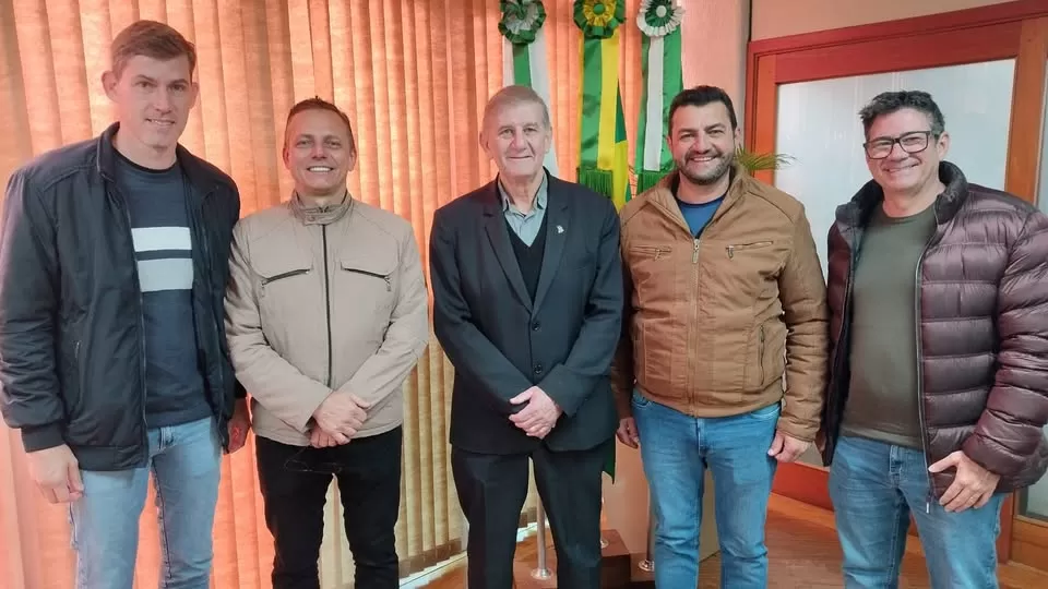 Anderson Bento Maria, Vanderlei Sauer, Ademar Bayer, Adriano Backes e Clauydio Kohler. (Foto: Assessoria/Prefeitura Municipal)