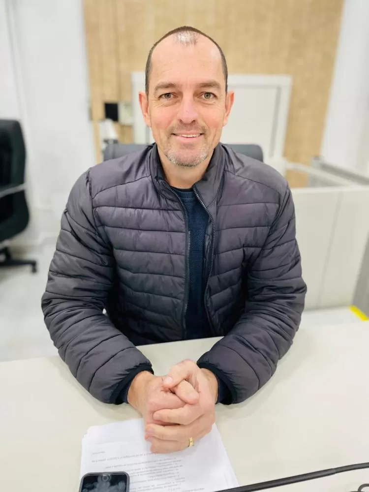 Sessão plenária de 30 de junho no Plenário Ariovaldo Luiz Bier: vereador Cristiano Metzner apresenta seus requerimentos. (Foto: Assessoria)