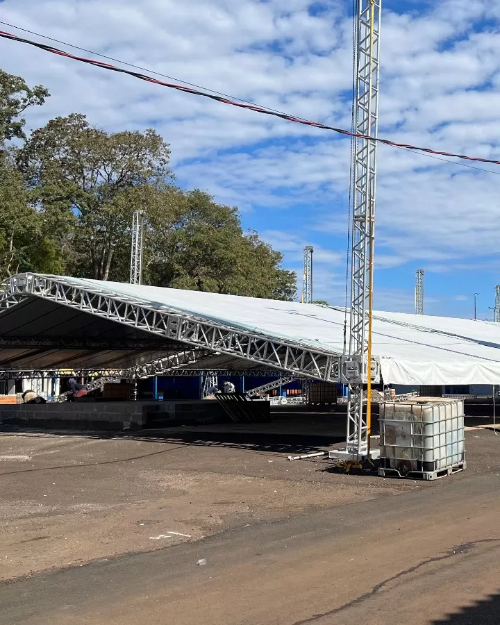 Palco fixo da copa germânica em fase final de montagem no parque de exposições.