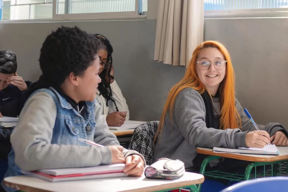 Alunos comemoram o início do recesso de inverno em escola da rede estadual, enquanto professores preparam o retorno para o segundo semestre. (Foto: Lucas Fermin/SEED-PR)