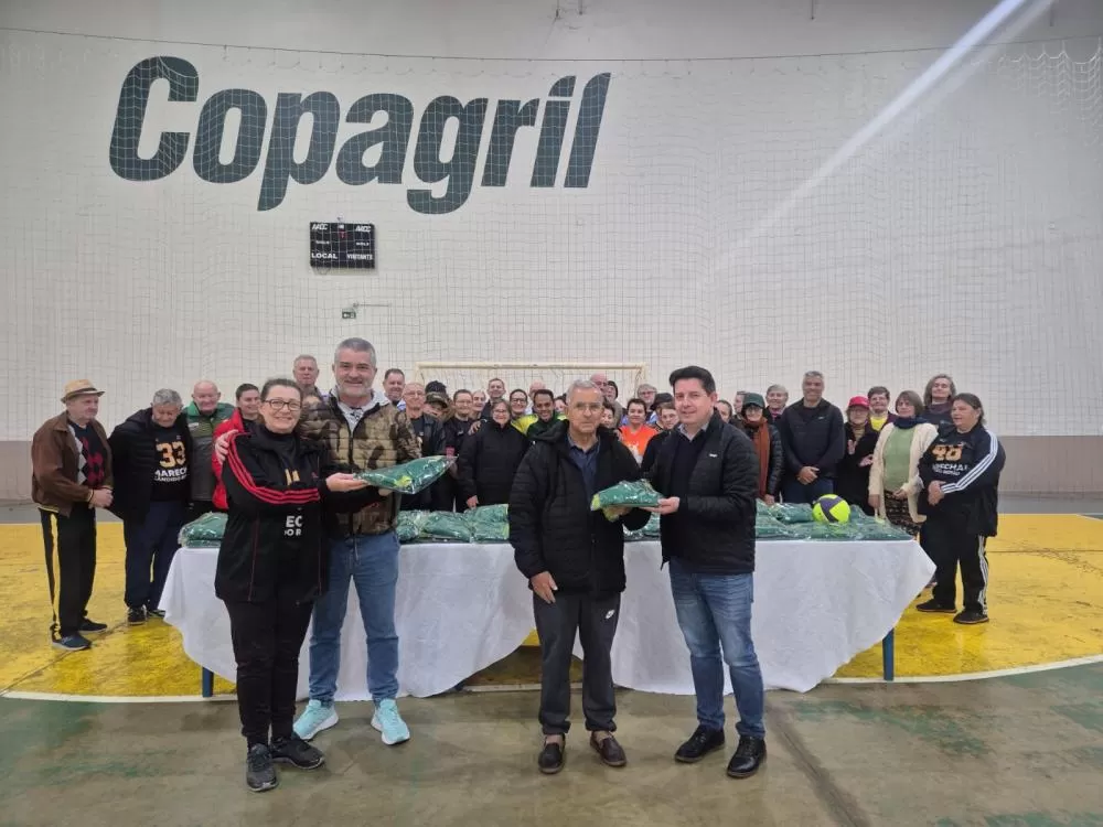 Participantes do projeto de vôlei gigante recebem agasalhos das mãos do secretário Claudinei Mainardes e do presidente da AACC, Gilberto Meyer, na sede da AACC Copagril, em Marechal Cândido Rondon. (Foto: Assessoria/Copagril)