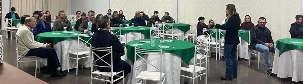 Produtores acompanham apresentação do Plano Safra pela consultora de negócios agro do Sicoob Confiança, Graciele Hoffmann, durante o evento “Agro & Prosa” em Quatro Pontes. (Foto: Assessoria/Sicoob Confiança)