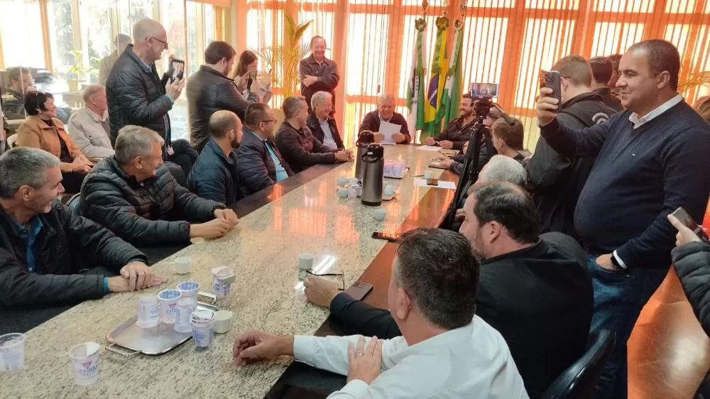 As autoridades durante anúncio de recursos federais na prefeitura de Marechal Cândido Rondon. (Foto: Assessoria/Prefeitura Municipal)