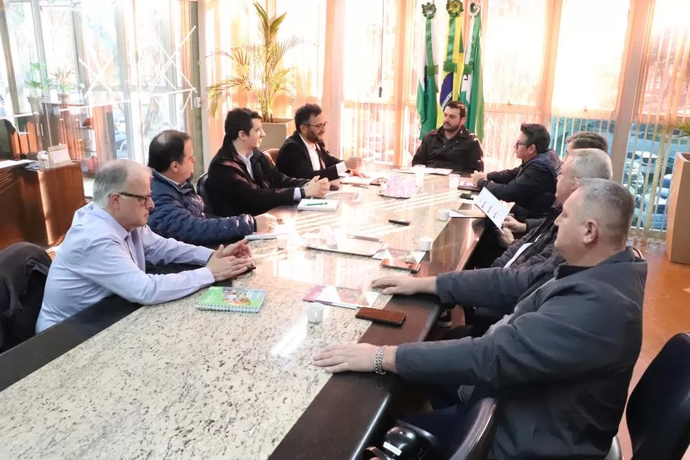 Prefeito Adriano Backes recebe representantes do BRDE em reunião no gabinete para discutir linhas de financiamento para o município. (Foto: Assessoria/Prefeitura Municipal)