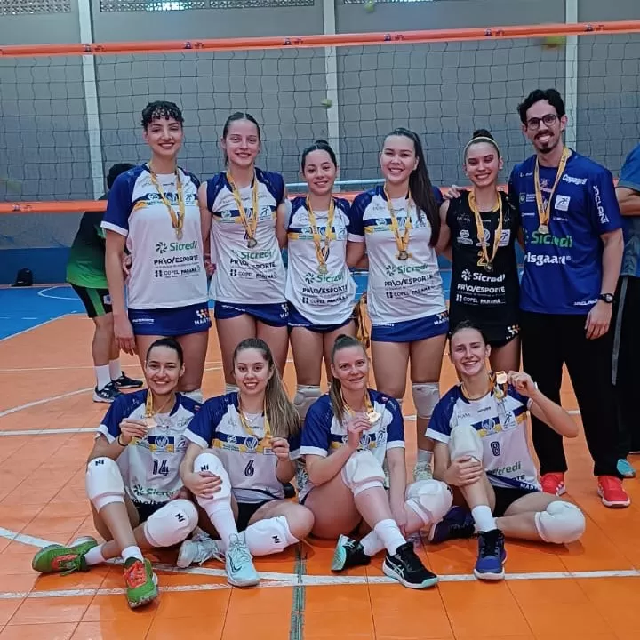 Equipe de vôlei feminino de Marechal Cândido Rondon comemora o ouro nos JAPS em Medianeira.
