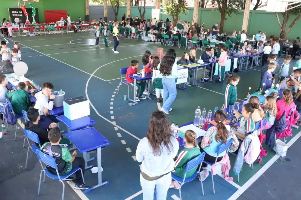 Alunos da Escola Municipal Criança Feliz apresentam seus experimentos durante a feira de ciências. (Foto: Assessoria/Prefeitura Municipal)