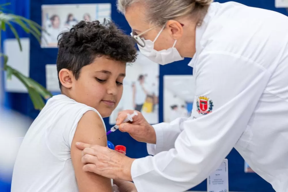 Adolescente recebe a dose da vacina contra o HPV em unidade de saúde de Marechal Cândido Rondon durante campanha de resgate vacinal. (Foto: Assessoria/Prefeitura Municipal)