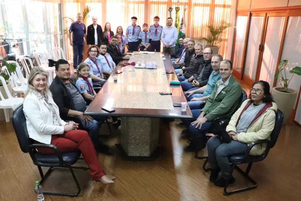 Chefes escoteiros, pastor Heber Fach e membros da diretoria da Igreja Luterana Cristo é Vida durante a oficialização do convite ao prefeito Adriano Backes. (Foto: Assessoria/Prefeitura Municipal)