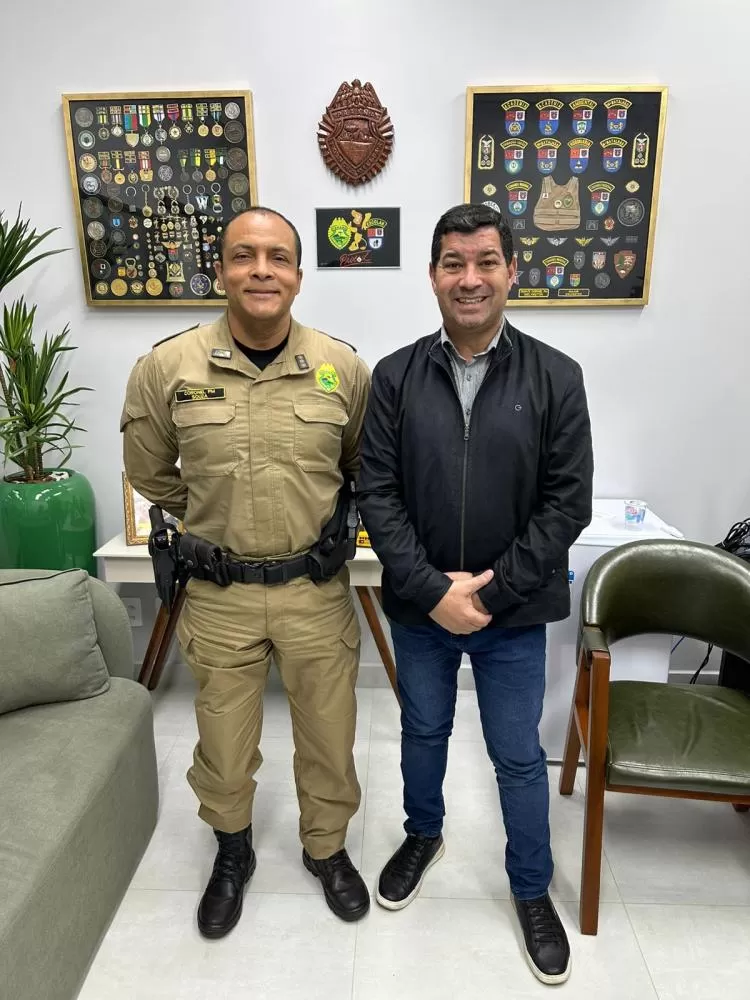 Coronel Souza, comandante do 5º CRPM e o vereador Coronel Welyngton durante reunião onde foi debatido a importância da criação da Patrulha Maria da Penha (Foto: Divulgação).