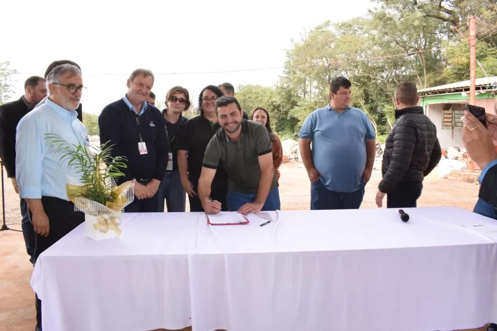 Prefeito Adriano Backes e superintendentes da Itaipu assinam convênios que levarão pavimentação e modernização da UVR da ASCAMAR. (Foto: Assessoria/Prefeitura Municipal)