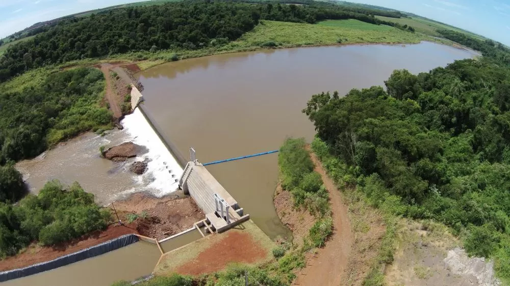 Vista aérea da PCH Moinho, da Cercar, com suas turbinas alinhadas no leito do rio Guaçu, gerando energia limpa e renovável. (Foto: Cercar)