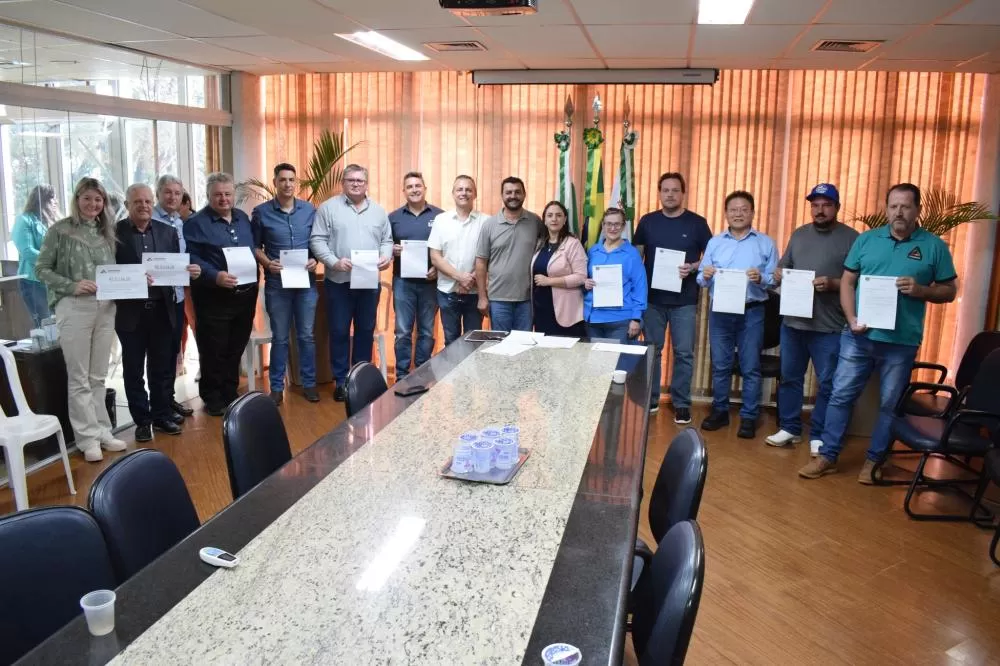 Autoridades e representantes das entidades durante o repasse dos recursos da feijoada beneficente. (Foto: Assessoria/Prefeitura Municipal)