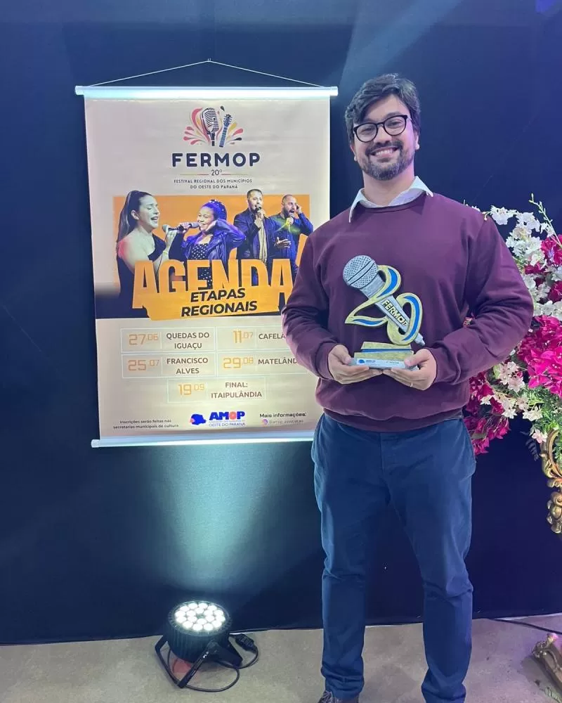 Júlio Cesar Filho com o troféu de primeiro lugar na categoria gospel do 20º FERMOP. (Foto: Divulgação)