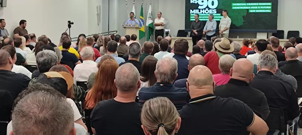 Prefeito Adriano Backes durante discurso na Acimacar, exaltando parcerias e novos investimentos para Marechal Cândido Rondon. (Foto: João Livi)