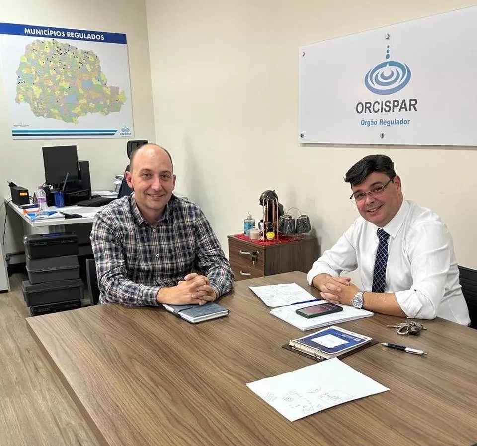 Fábio Alexandre Regelmeier e Rogel Martins Barbosa durante reunião em Maringá para tratar da regulação dos serviços de saneamento. (Foto: Divulgação)