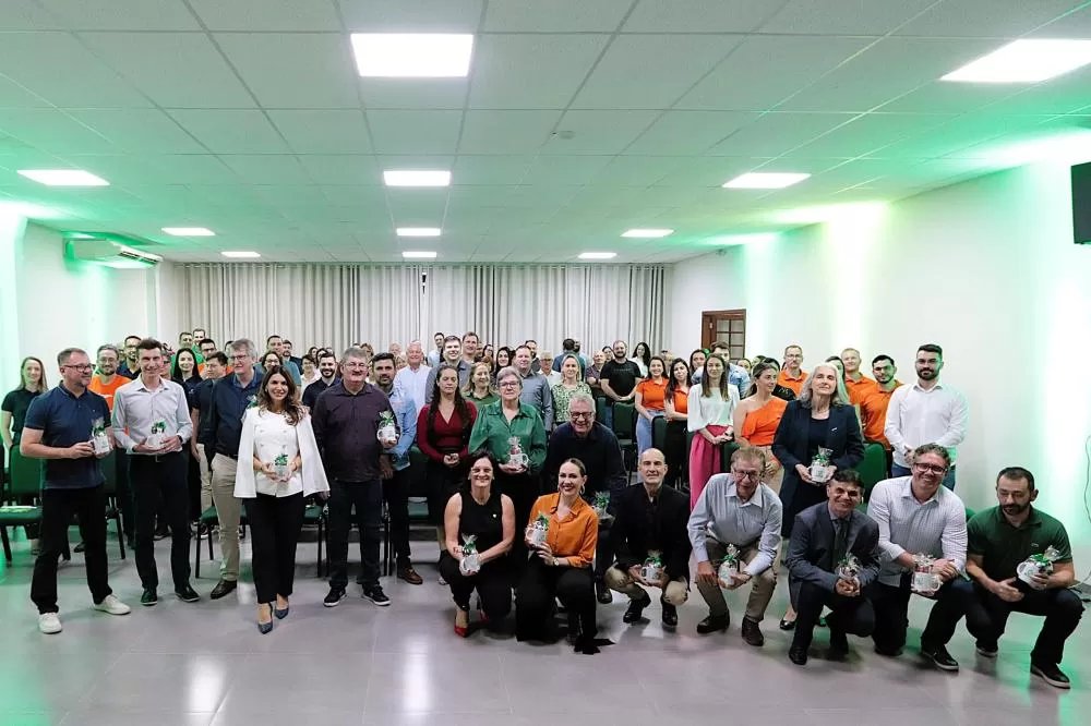 Empresários e ex-presidentes posam na cerimônia de 47 anos da Acisa, em Santa Helena. (Foto: Asessoria?Acisa)